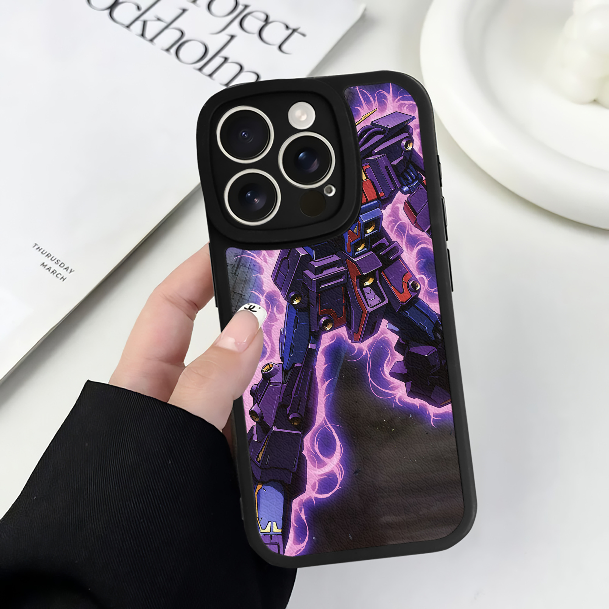 （画像用） 機動戦士ガンダム Mobile Suit Gundam 【iPhone 16シリーズ対応】シリコンスマホケース（レザー調） 材質：シリコン